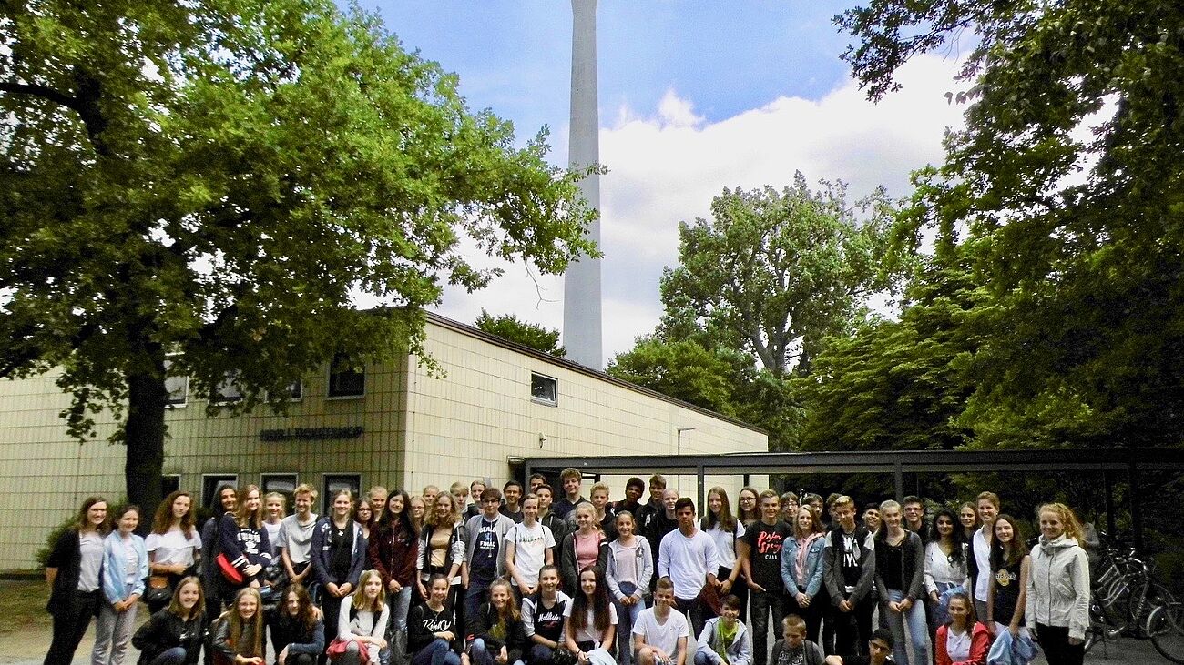 Foto: Besuch im NDR - die Klassen 8A und 8E im NDR-Funkhaus.