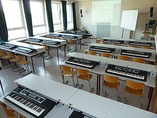 16 Keyboards in Musikraum 2