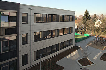 Bild Innenhof des Neubaus - besonders beliebt: unser Soccer Court