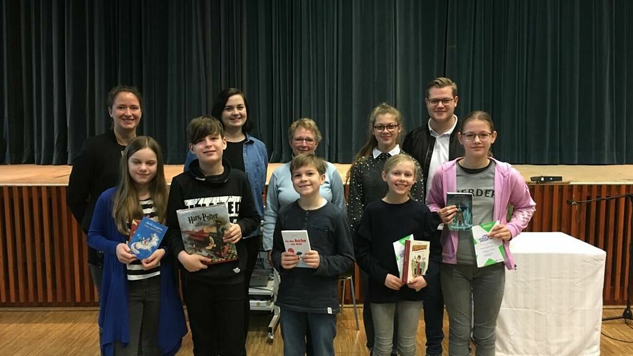 Teilnehmerinnen und Teilnehmer des Wettbewerbs und die Jury