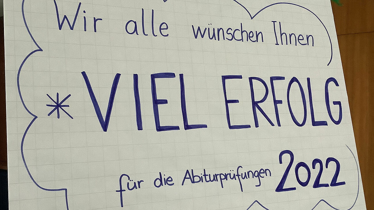 Foto: Daumendrücken für die Prüflinge: Die Lehrerinnen und Lehrer des Gymnasiums wünschen den Schülerinnen und Schülern gutes Gelingen.