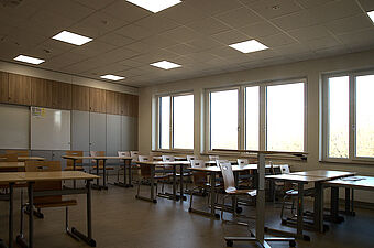 Bild: Die Klassenräume im Neubau sind geräumig und hell.