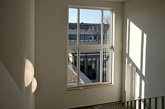 Bild: Blick auf den Altbau, hier der Fachtrakt mit den Naturwissenschaften.