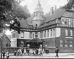 Foto: Volksschule -  Ehemaliges Quartier im Mitteldorf, die heutige Grundschule