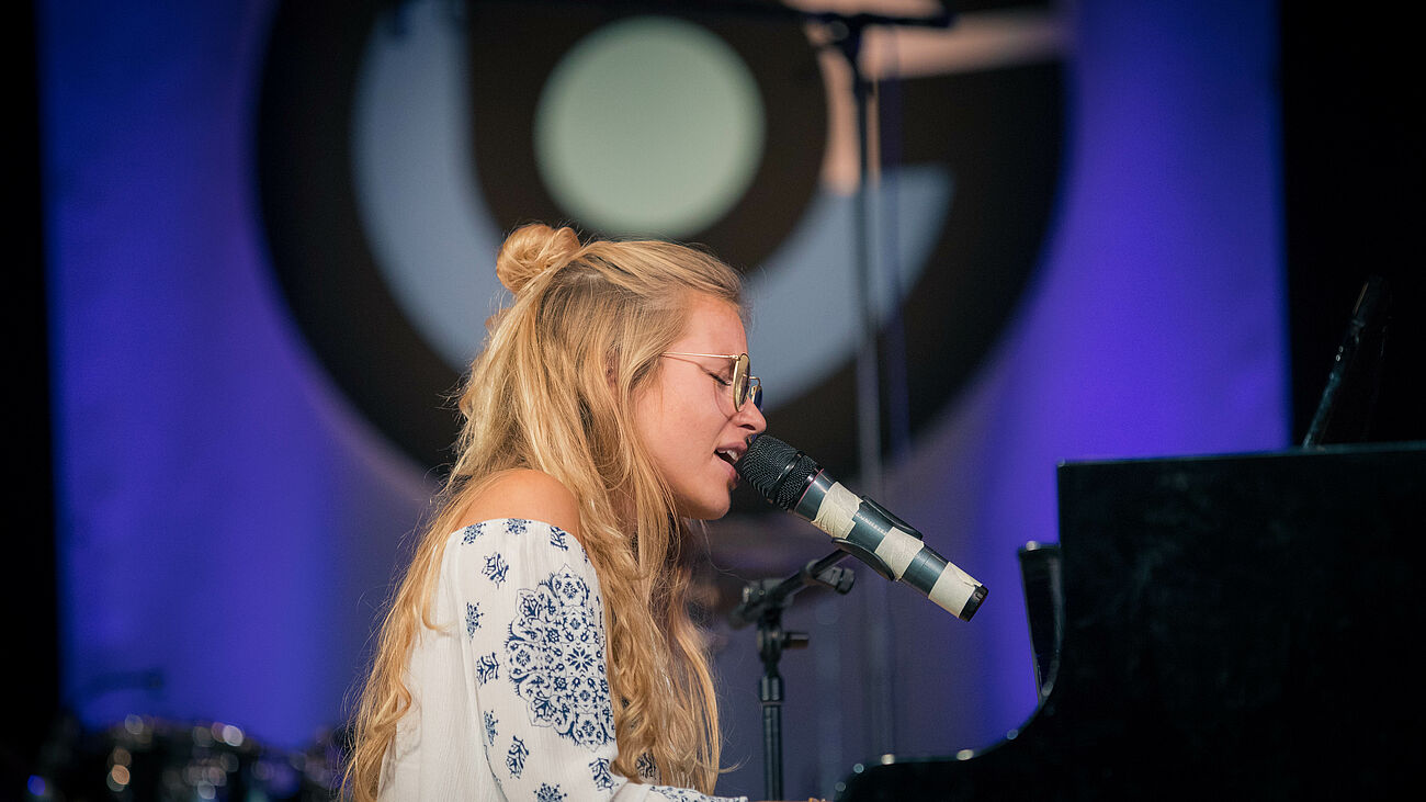 Foto: Celina Schultheiß interpretiert gefühlvoll den "Man in the Mirror" von Siedah Garrett und Glen Ballard.