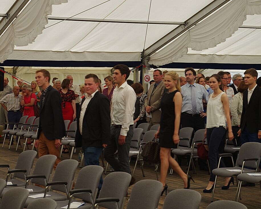 Foto: Einzug unserer Abiturientinnen und Abiturienten zur Entlassungsfeier