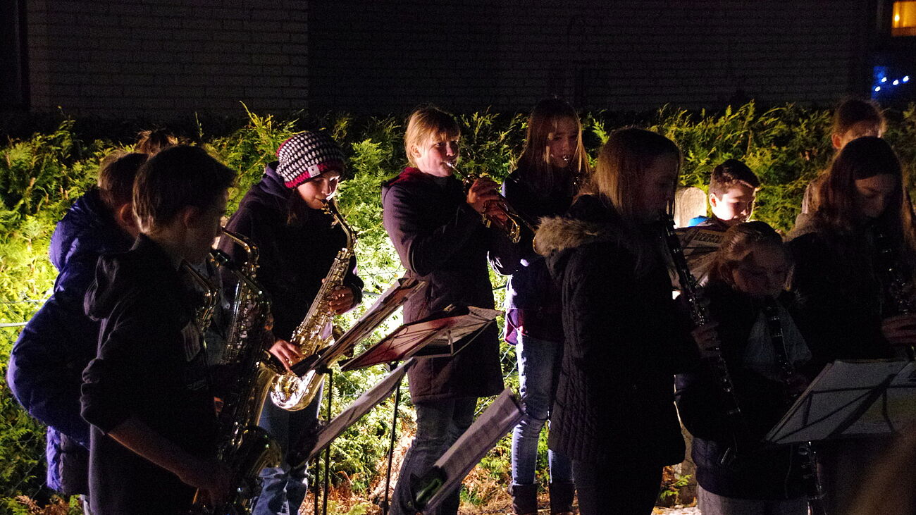 Foto: "Music Kids" - die Klasse 6B - tritt beim lebendigen Adventskalender in Wettmar auf.