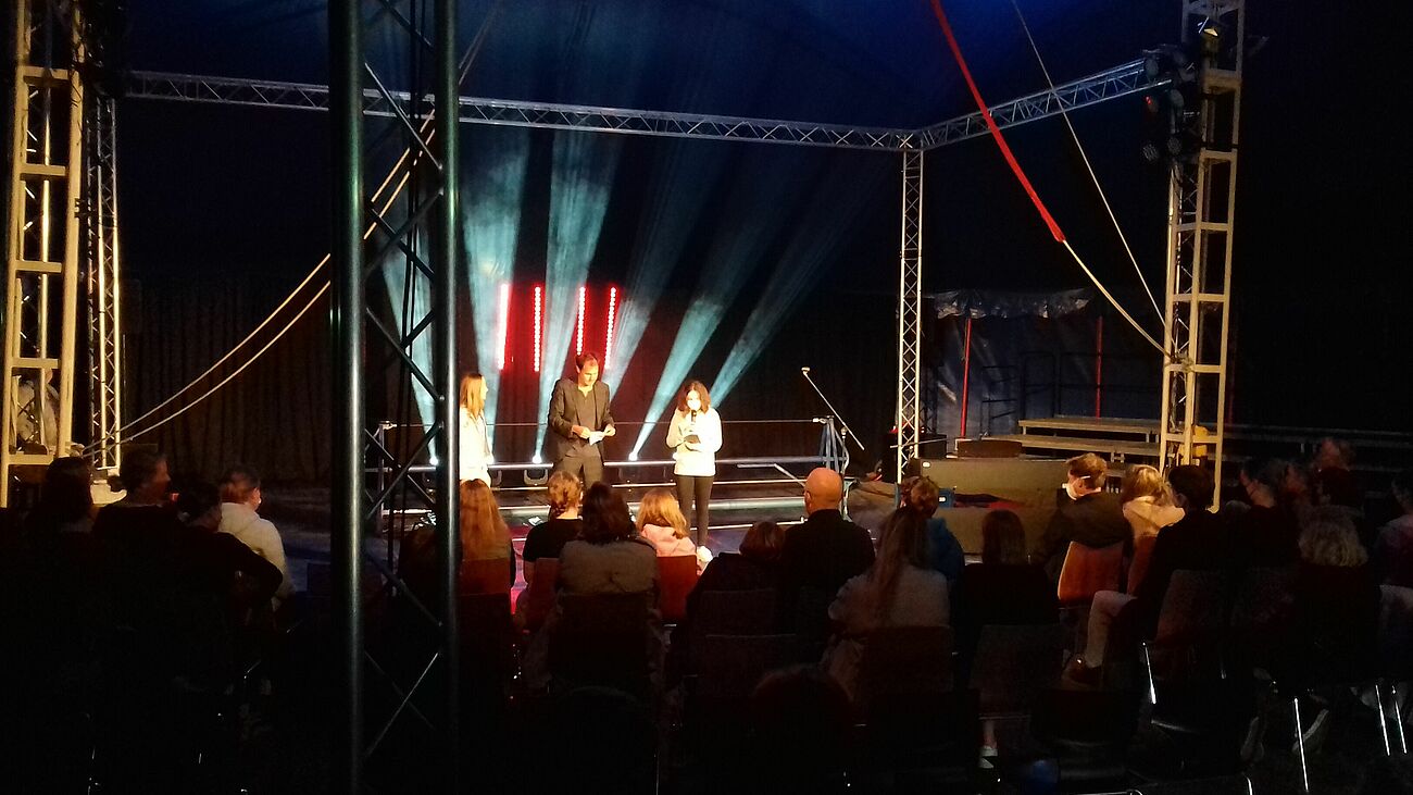 Nike Brink trägt ihr Gedicht in der Manege vor