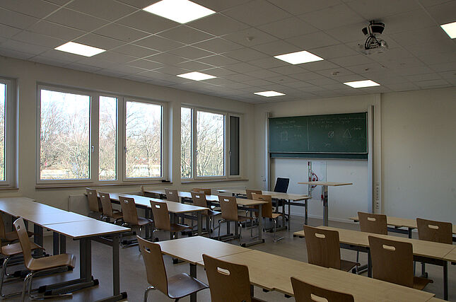 Bild: Dei Klassenräume sind mit Beamer/Apple-TV und Kreidetafeln ausgestattet