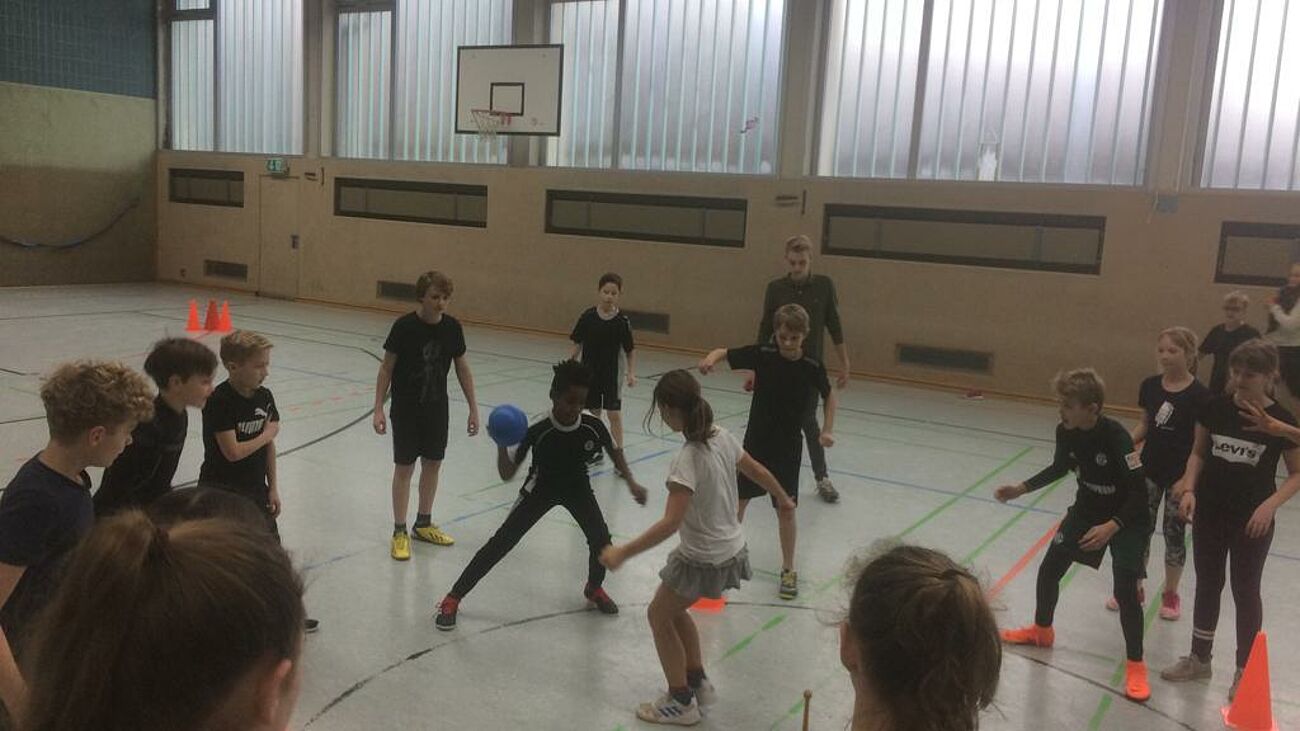 Foto: 100% Einsatz: Kegelbrennball bei den 6. Klassen