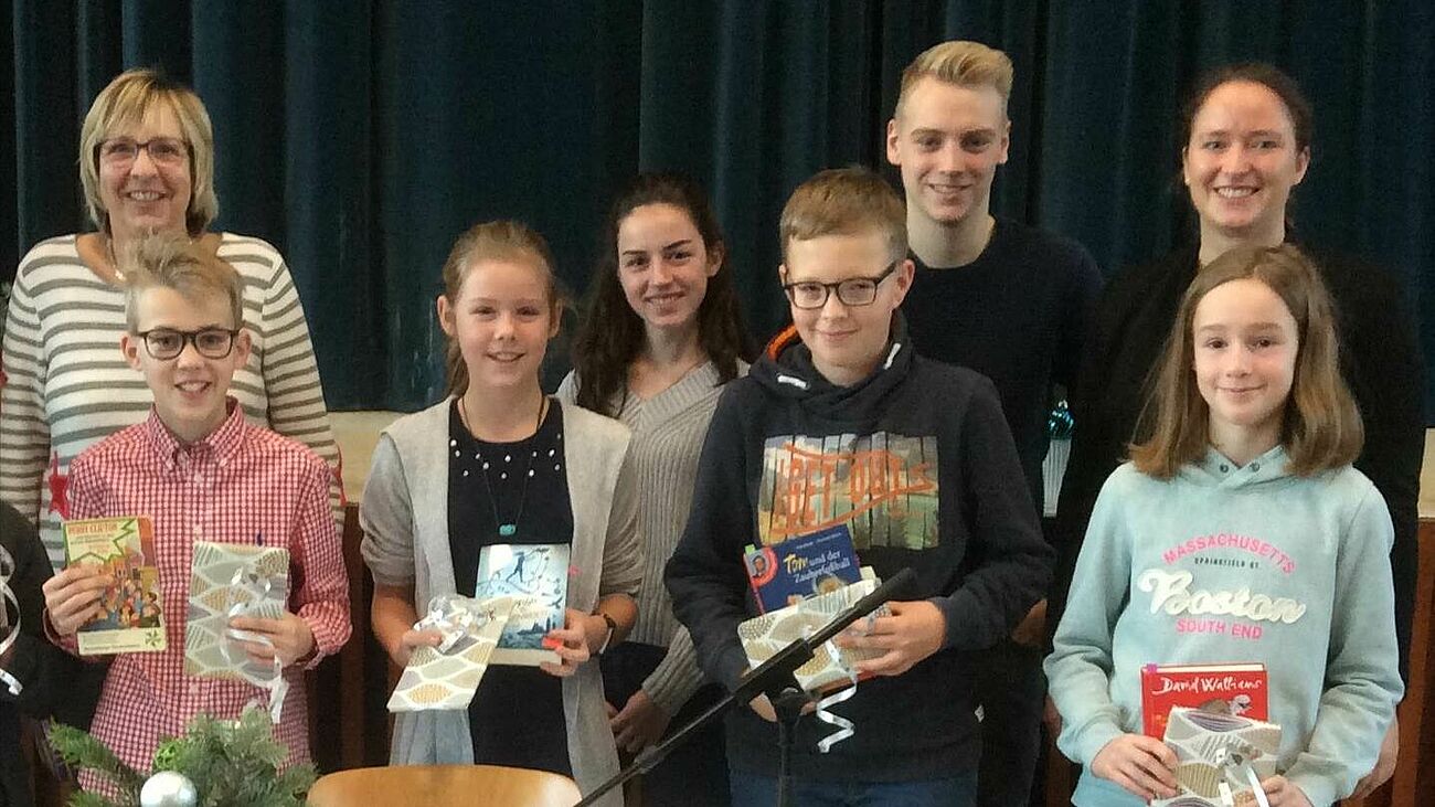 Foto: Siegerin Greta (2.v.l.) des Vorlesewettbewerbs 