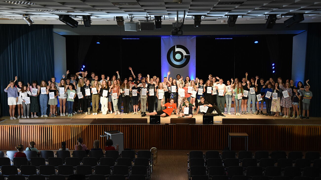 Gruppenbild der geehrten Schülerinnen und Schüler