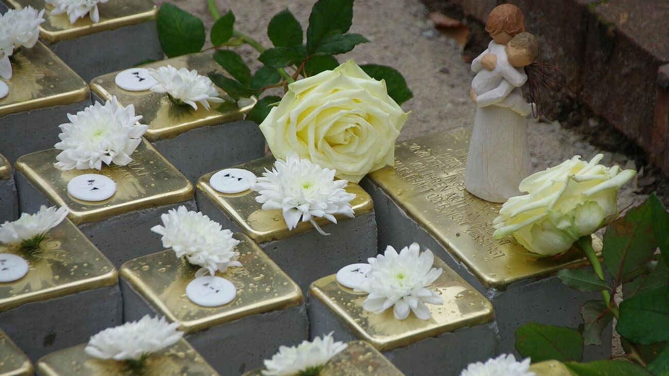 Auf jeden Stolperstein wurden eine Blüte sowie ein Engel gelegt.