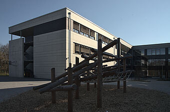 Bild Spielgeräte für die Pause im Innenhof des Neubaus