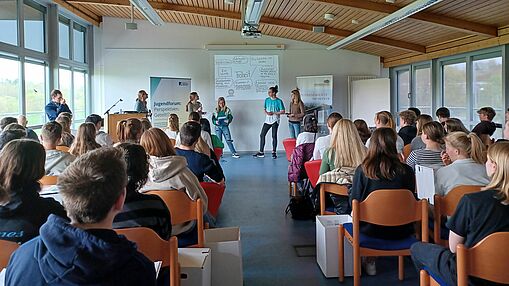 Schülerinnen und Schüler im Konferenzraum