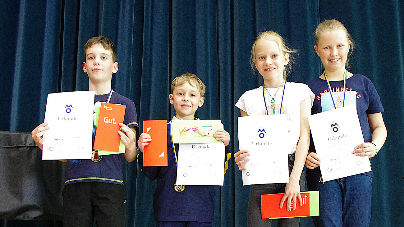 Foto: Die Siegerinnen und Sieger der diesjährigen Mathematik-Olympiade präsentieren stolz ihre Urkunden.