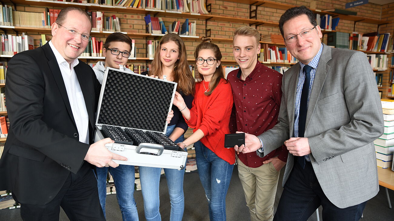 Foto: Übergabe: Der Vorsitzende Des Fördervereins, Marc Sinner, übergibt die Wörterbücher der Schule (v.l.: Niklas Dahmen, Victoria Krüger, Lil-Jordis Diepholz, Luis Beimfohr, Robert Baberske)