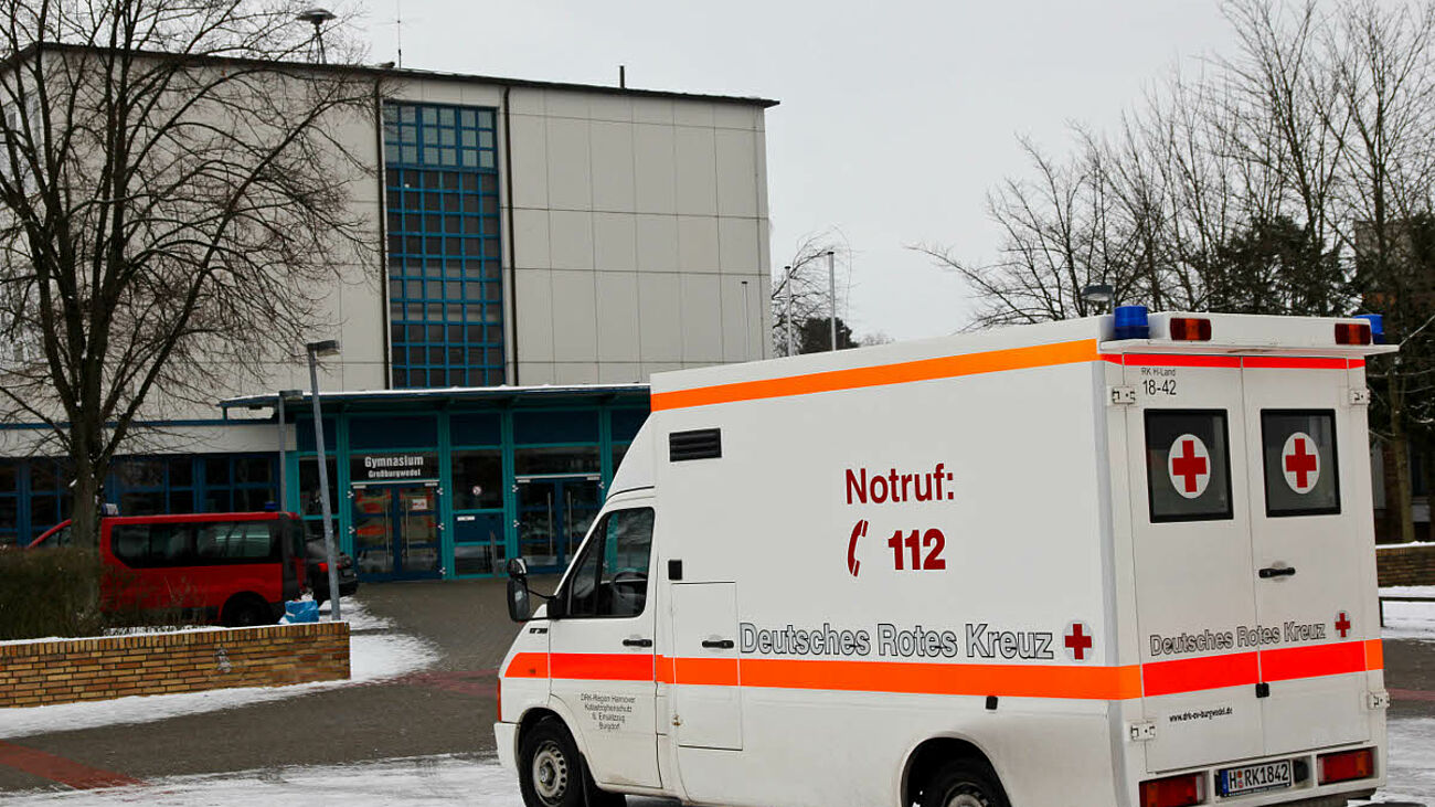 Rettungswagen vor dem Eingangsbereich