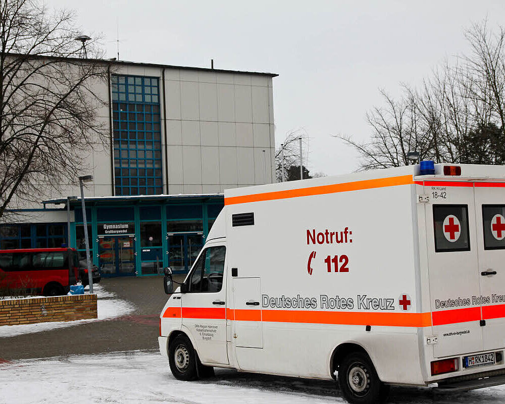 Rettungswagen vor dem Eingangsbereich
