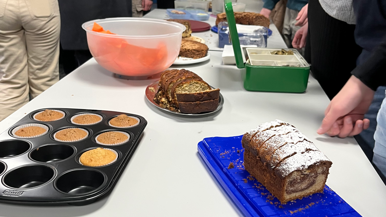 Foto: Schülerinnen und Schüler verkaufen Kuchen in der Pausenhalle