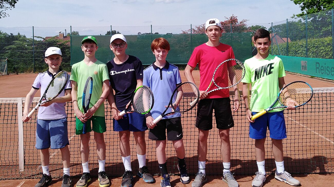 Foto: Glückliche Sieger - unsere Tennismannschaft war in der Wedemark erfolgreich.