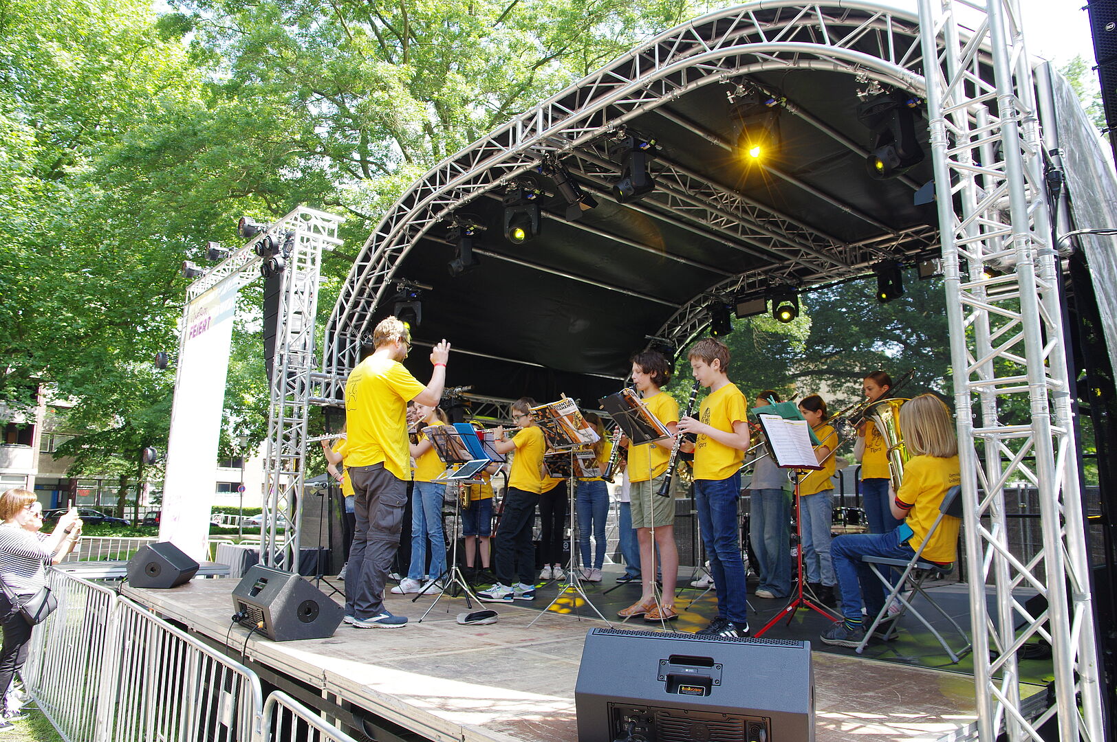 Schülerinnen und Schüler der Bläserklasse treten auf einer Bühne auf.