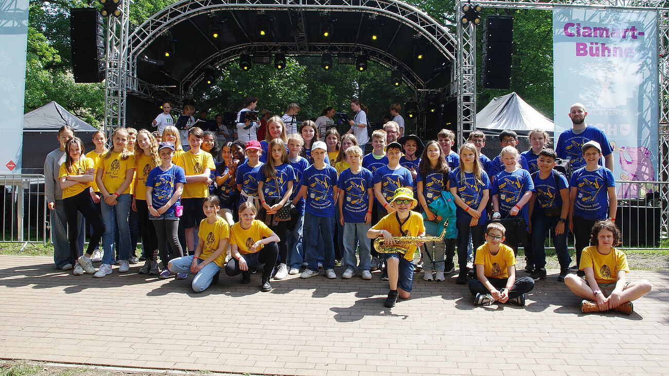 Schülerinnen und Schüler vor der Bühne beim Gruppenfoto