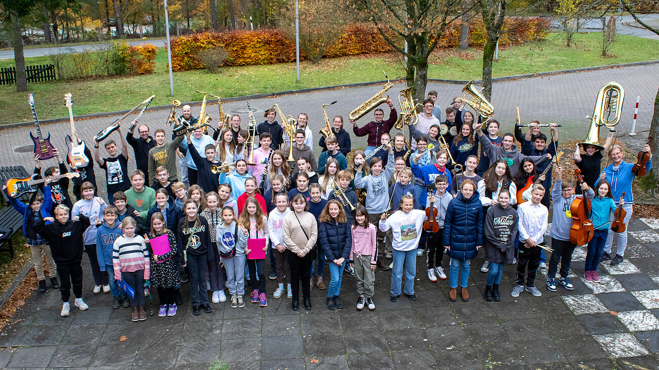 Gruppenfoto der Schülerinnen und Schüler mit Instrumenten