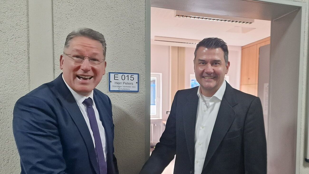 Schulleiter Baberske schüttelt Herrn Peters die Hand.