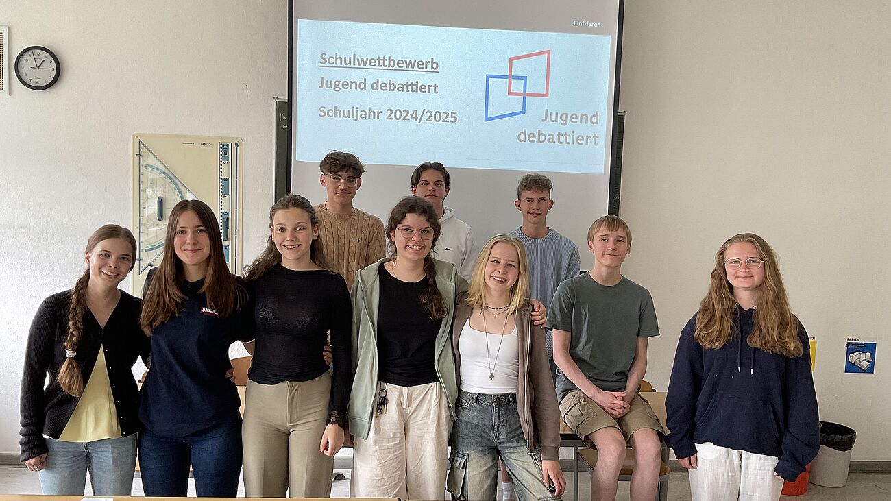 Gruppenfoto von Schülerinnen und Schülern, die am Wettbewerb teilgenommen haben.