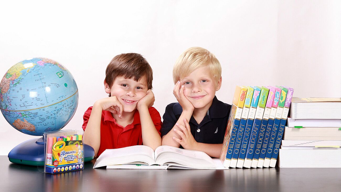Zwei Jungen freuen sich auf die Schule - Symbolbild